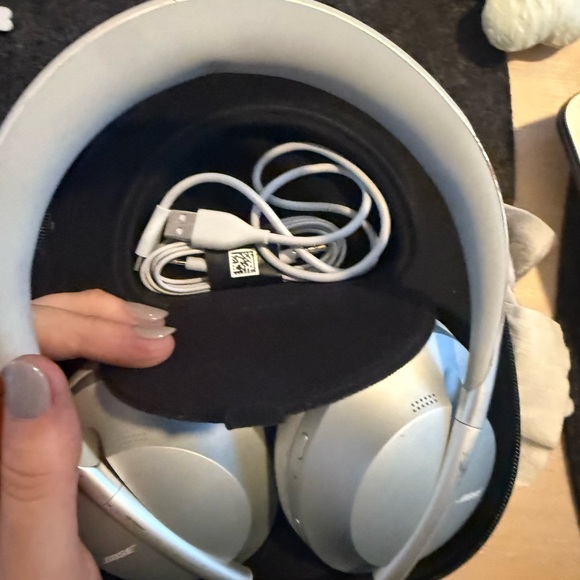 Bose Headphones 700 Noise Cancelling Headphones with Built-in Microphone - Picture 9 of 11